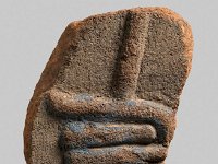 Aeg S 31  Aeg S 31, Fragment eines Wandreliefs, Roter Sandstein, 11,2 cm x 8,2 cm, Dicke 3,3 cm : Bestandskatalog Ägypten, Museumsfoto: Claus Cordes